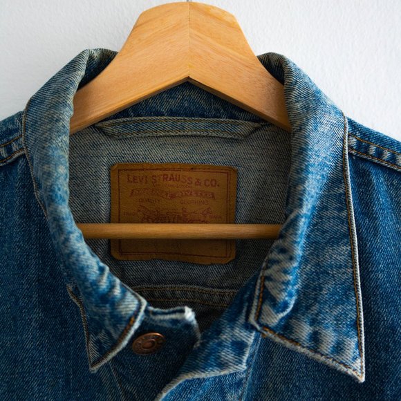 Vintage Levi's Men's Dark Blue Jean Jacket - Picture 3 of 7